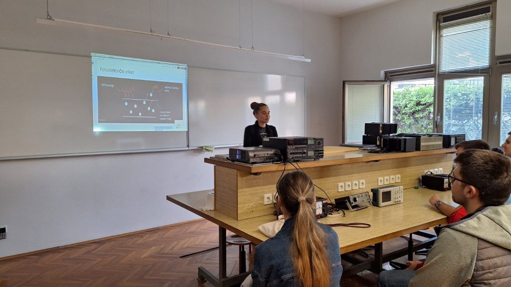 Festival Znanosti radionica  na temu fotoelektričnog efekta, solarnih panela i nuklearnih elektrana